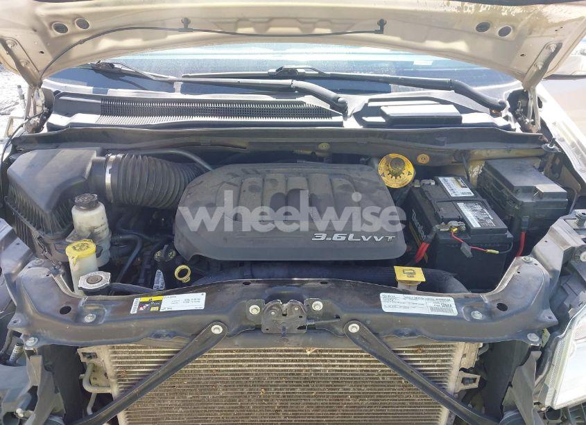 Photo 10 of 2016 Chrysler Town & COUNTRY LIMITED (VIN 2C4RC1JG4GR189817)