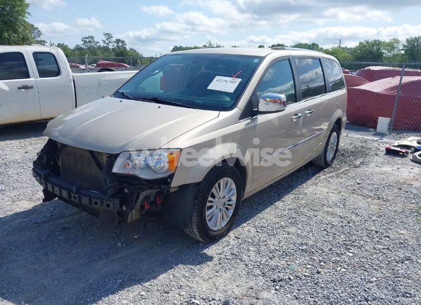 Photo 2 of 2016 Chrysler Town & COUNTRY LIMITED (VIN 2C4RC1JG4GR189817)