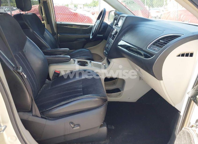 Photo 5 of 2016 Chrysler Town & COUNTRY LIMITED (VIN 2C4RC1JG4GR189817)