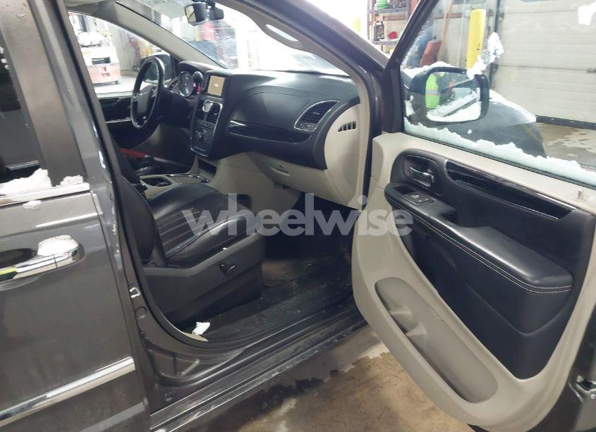 Photo 5 of 2016 Chrysler Town & COUNTRY LIMITED (VIN 2C4RC1JG7GR254241)