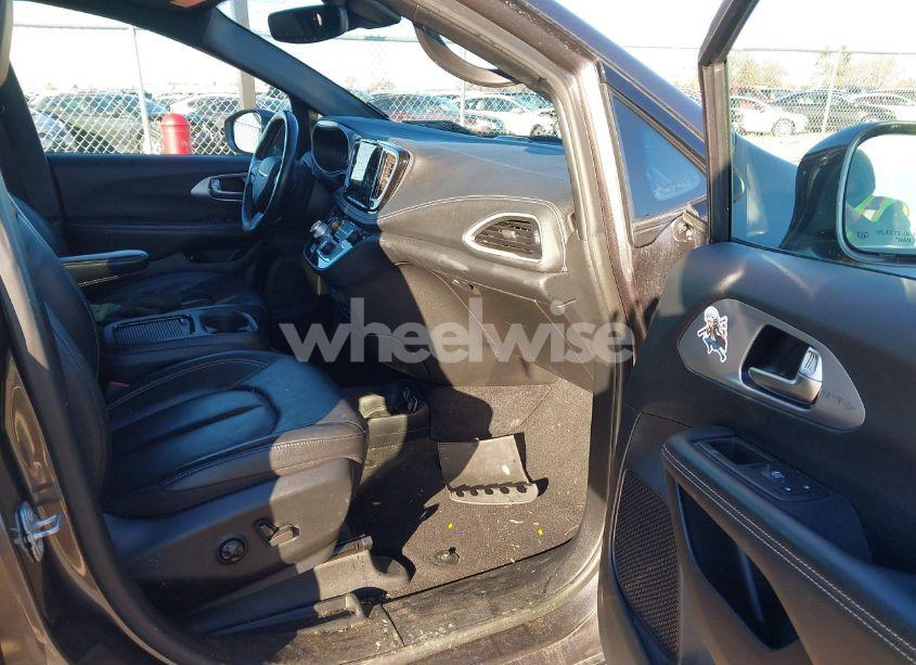 Photo 5 of 2021 Chrysler Pacifica HYBRID TOURING L (VIN 2C4RC1L71MR550610)