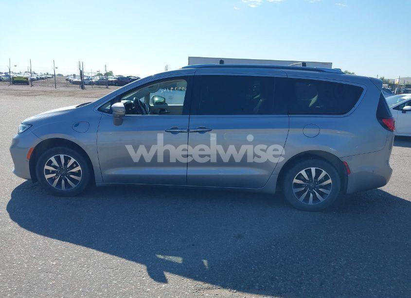 Photo 14 of 2021 Chrysler Pacifica HYBRID TOURING L (VIN 2C4RC1L71MR586149)