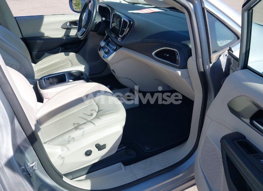 Photo 5 of 2021 Chrysler Pacifica HYBRID TOURING L (VIN 2C4RC1L71MR586149)