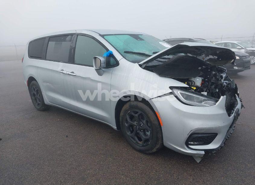 2022 Chrysler Pacifica HYBRID TOURING L (VIN 2C4RC1L71NR209452) main photo
