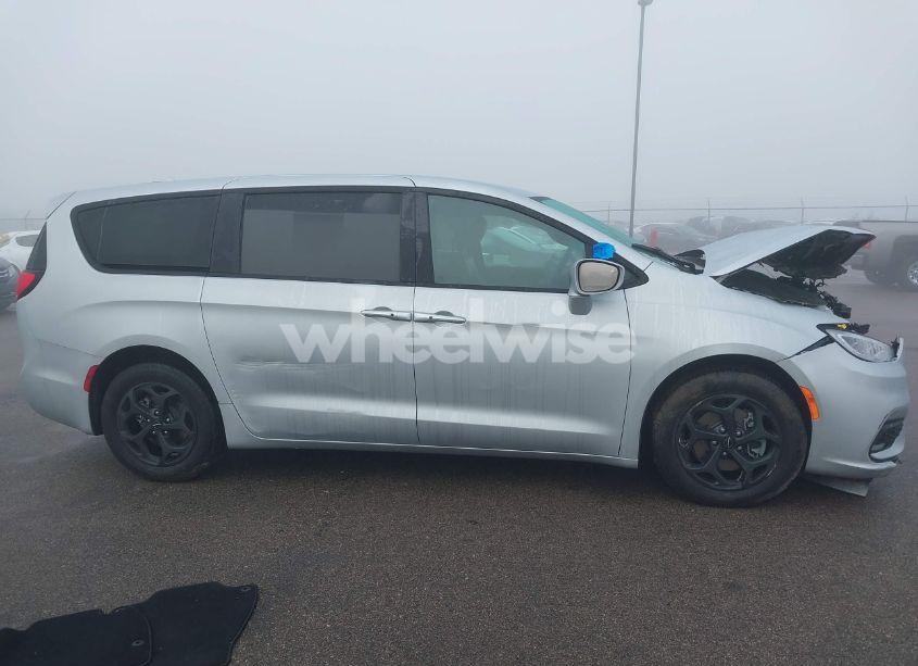 Photo 13 of 2022 Chrysler Pacifica HYBRID TOURING L (VIN 2C4RC1L71NR209452)