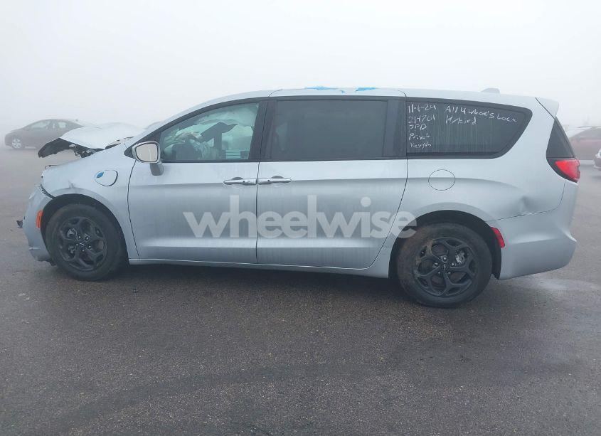 Photo 14 of 2022 Chrysler Pacifica HYBRID TOURING L (VIN 2C4RC1L71NR209452)