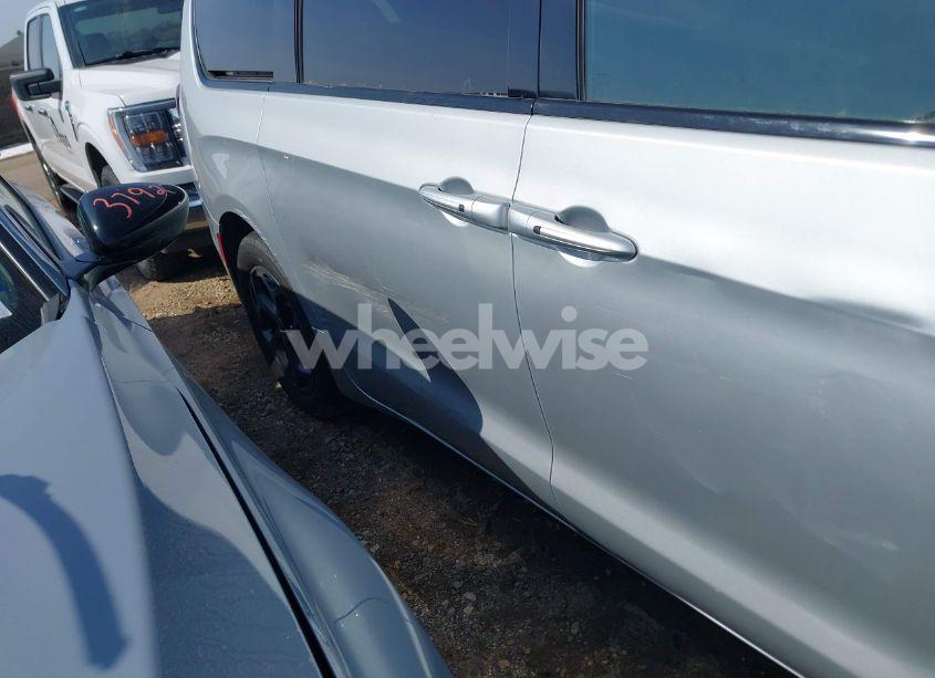 Photo 17 of 2022 Chrysler Pacifica HYBRID TOURING L (VIN 2C4RC1L71NR209452)