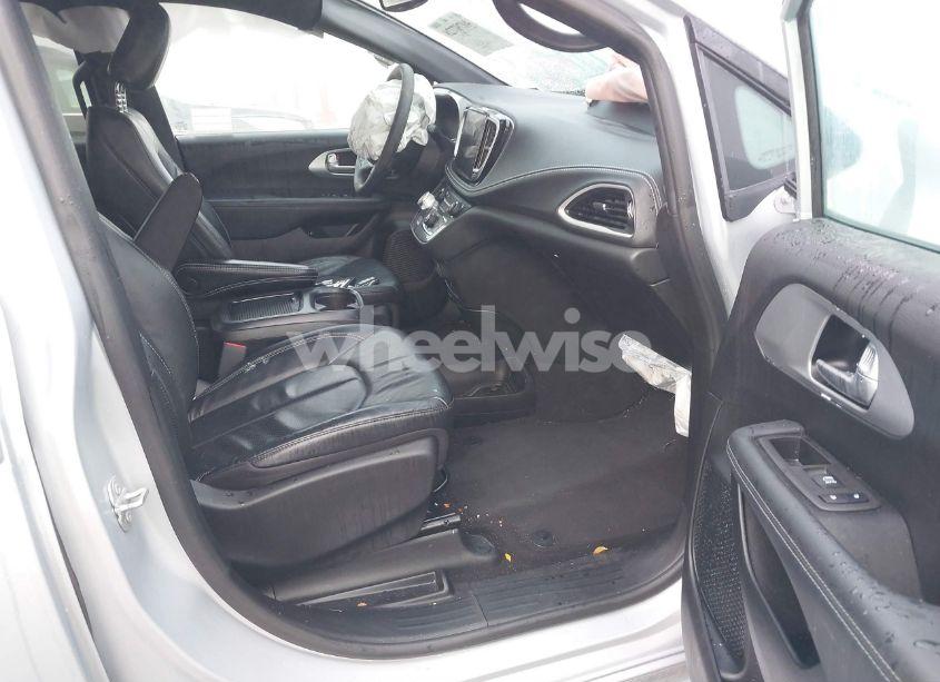 Photo 5 of 2022 Chrysler Pacifica HYBRID TOURING L (VIN 2C4RC1L71NR209452)