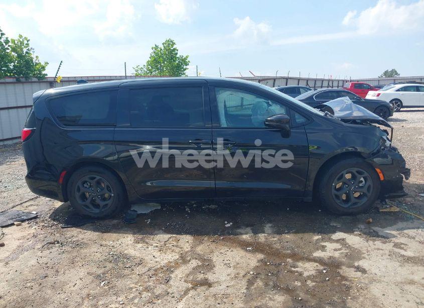 Photo 13 of 2022 Chrysler Pacifica HYBRID TOURING L (VIN 2C4RC1L72NR173562)