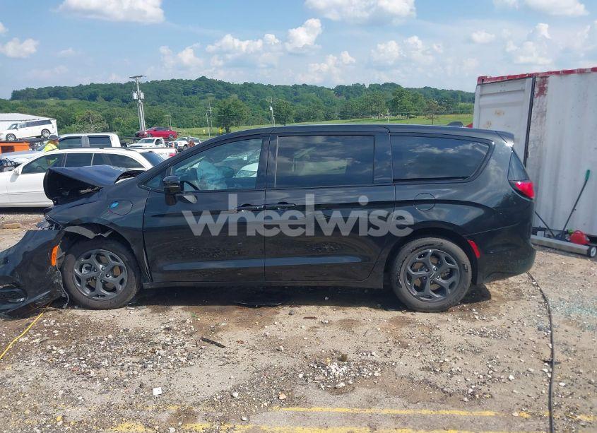 Photo 14 of 2022 Chrysler Pacifica HYBRID TOURING L (VIN 2C4RC1L72NR173562)