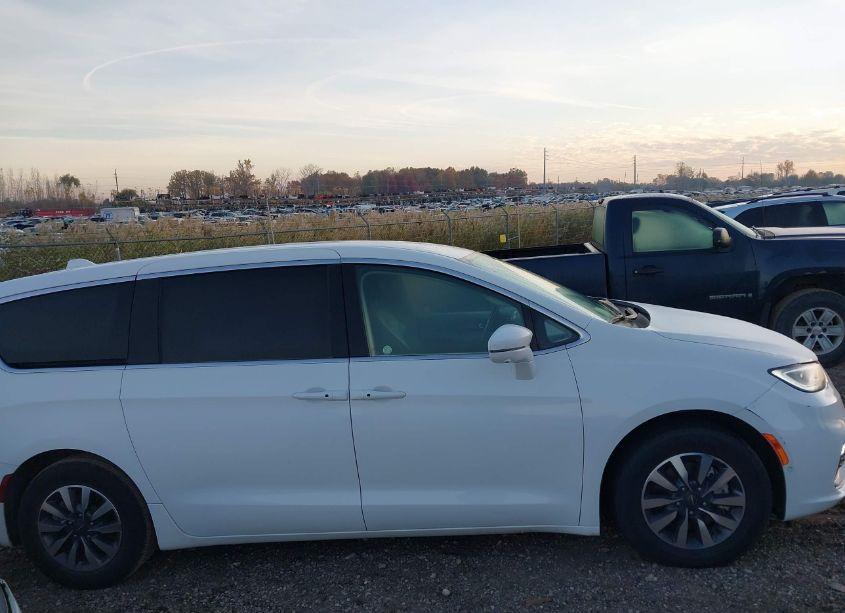 Photo 13 of 2022 Chrysler Pacifica HYBRID TOURING L (VIN 2C4RC1L73NR122667)