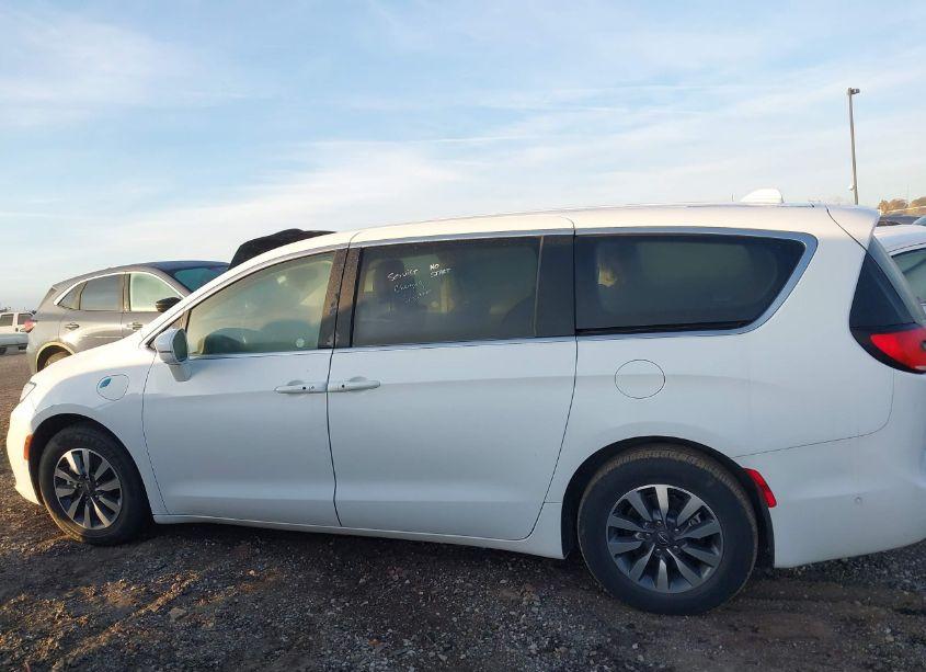 Photo 14 of 2022 Chrysler Pacifica HYBRID TOURING L (VIN 2C4RC1L73NR122667)