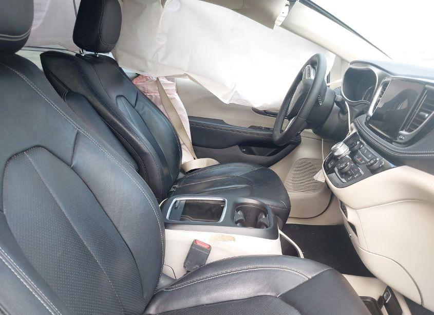 Photo 5 of 2022 Chrysler Pacifica HYBRID TOURING L (VIN 2C4RC1L74NR124153)