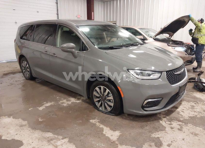 2022 Chrysler Pacifica HYBRID TOURING L (VIN 2C4RC1L74NR134875) main photo