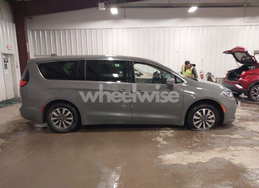 Photo 13 of 2022 Chrysler Pacifica HYBRID TOURING L (VIN 2C4RC1L74NR134875)