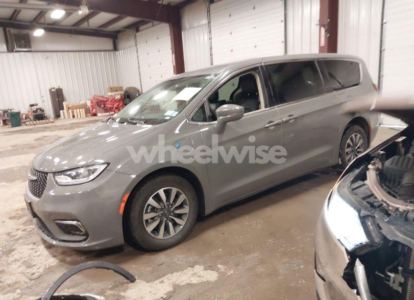 Photo 2 of 2022 Chrysler Pacifica HYBRID TOURING L (VIN 2C4RC1L74NR134875)