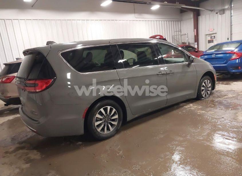 Photo 4 of 2022 Chrysler Pacifica HYBRID TOURING L (VIN 2C4RC1L74NR134875)