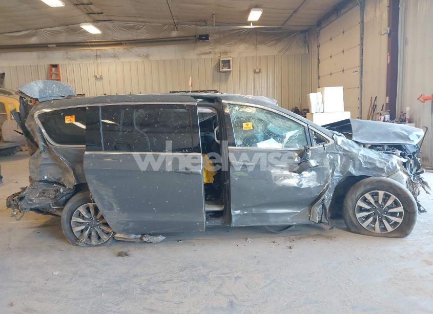 Photo 13 of 2022 Chrysler Pacifica HYBRID TOURING L (VIN 2C4RC1L74NR212569)