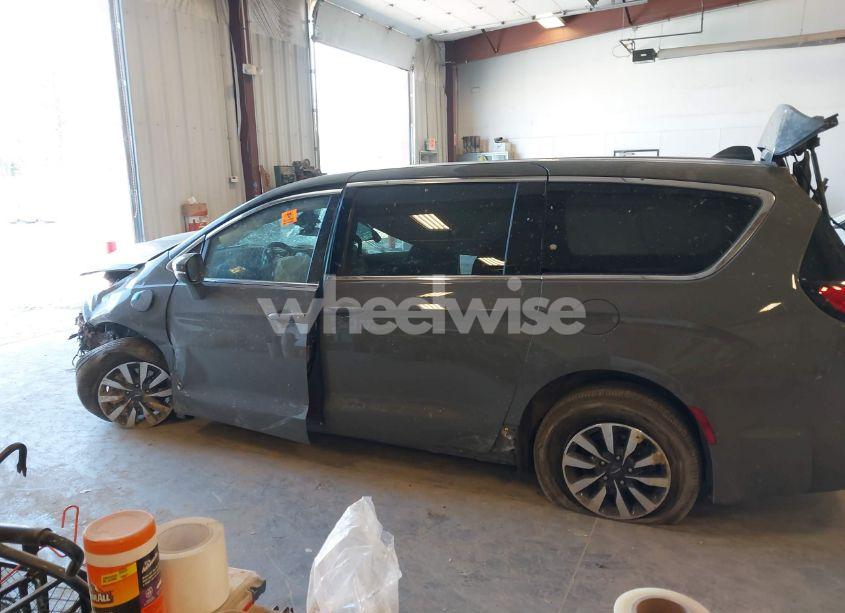 Photo 14 of 2022 Chrysler Pacifica HYBRID TOURING L (VIN 2C4RC1L74NR212569)