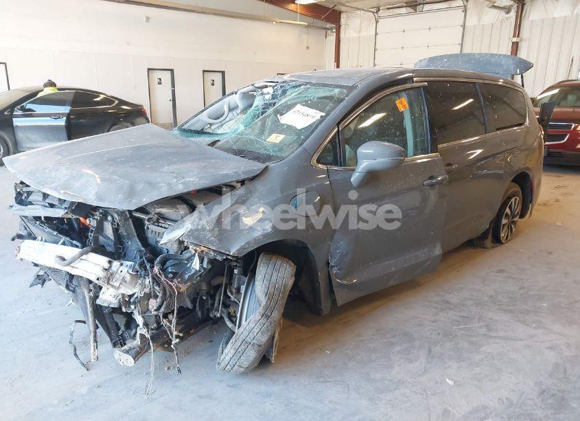 Photo 2 of 2022 Chrysler Pacifica HYBRID TOURING L (VIN 2C4RC1L74NR212569)