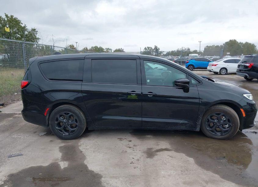 Photo 13 of 2022 Chrysler Pacifica HYBRID TOURING L (VIN 2C4RC1L75NR130530)