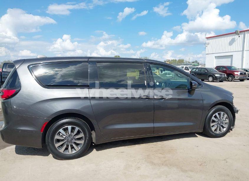 Photo 14 of 2022 Chrysler Pacifica HYBRID TOURING L (VIN 2C4RC1L75NR173572)