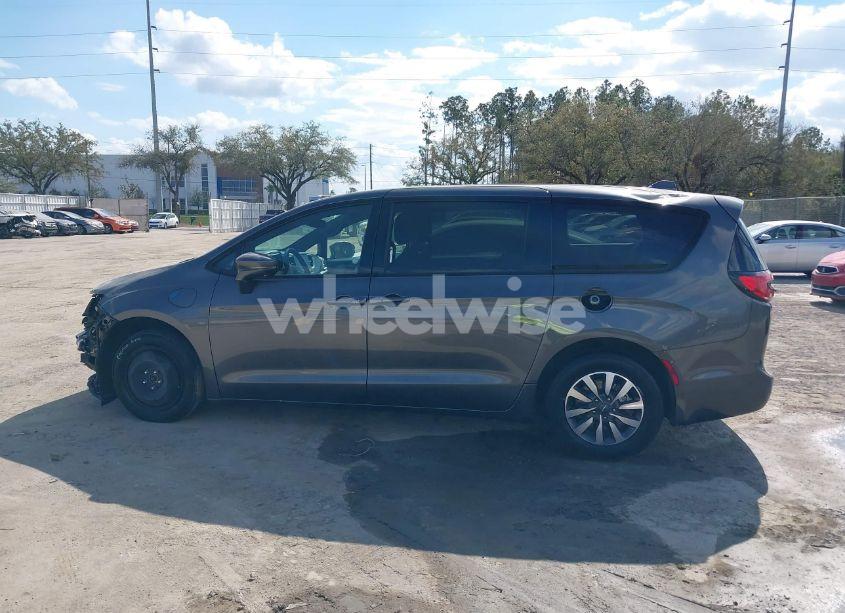 Photo 15 of 2022 Chrysler Pacifica HYBRID TOURING L (VIN 2C4RC1L75NR173572)