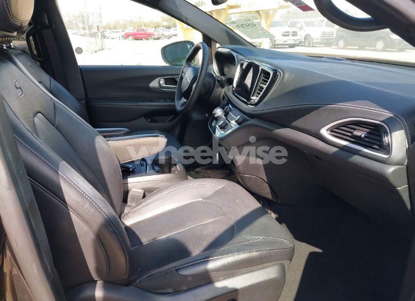 Photo 5 of 2022 Chrysler Pacifica HYBRID TOURING L (VIN 2C4RC1L75NR173572)