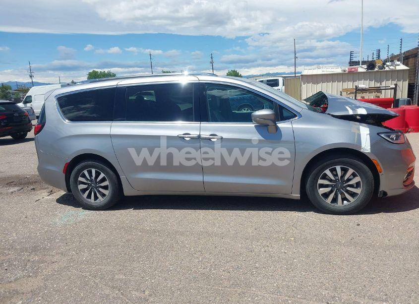 Photo 13 of 2021 Chrysler Pacifica HYBRID TOURING L (VIN 2C4RC1L76MR594571)