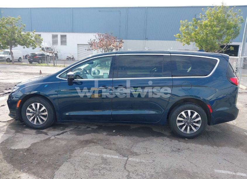 Photo 14 of 2022 Chrysler Pacifica HYBRID TOURING L (VIN 2C4RC1L76NR160989)