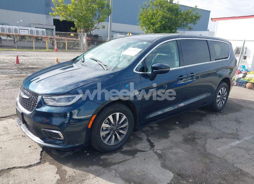 Photo 2 of 2022 Chrysler Pacifica HYBRID TOURING L (VIN 2C4RC1L76NR160989)
