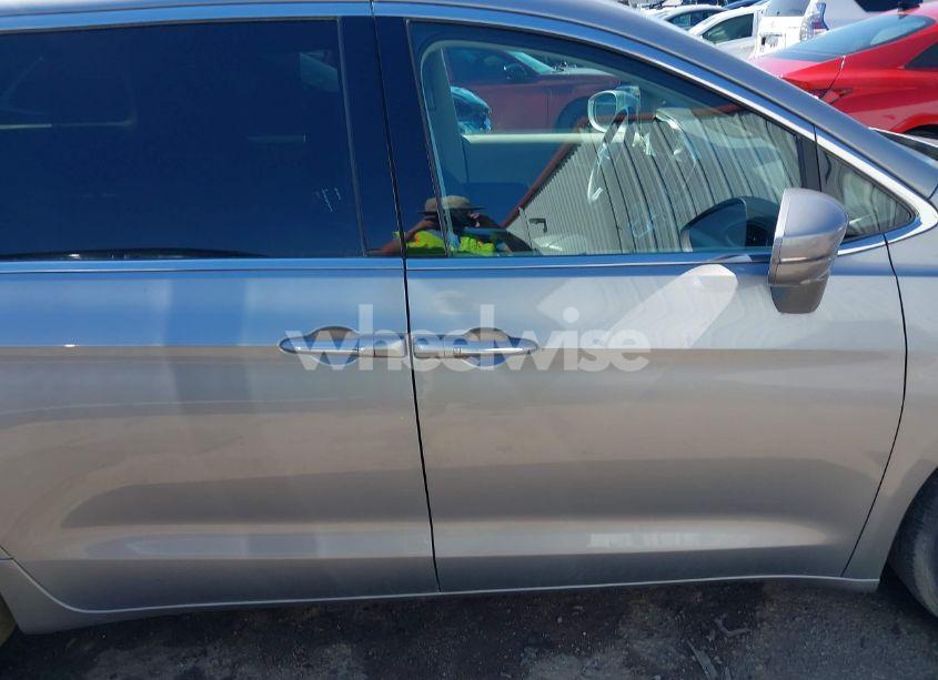 Photo 13 of 2021 Chrysler Pacifica HYBRID TOURING L (VIN 2C4RC1L77MR581411)