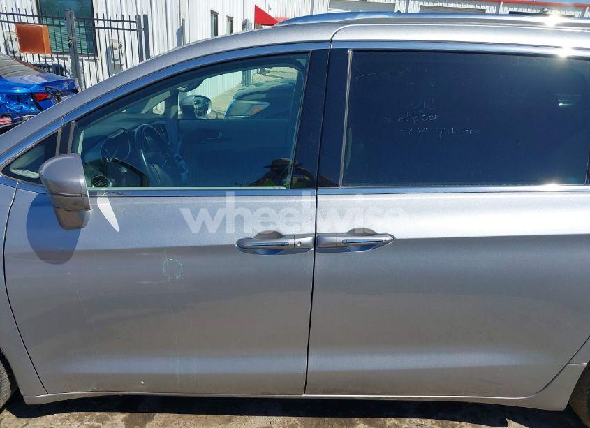 Photo 14 of 2021 Chrysler Pacifica HYBRID TOURING L (VIN 2C4RC1L77MR581411)