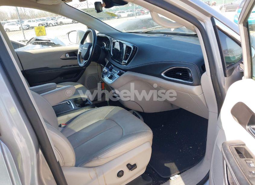 Photo 5 of 2021 Chrysler Pacifica HYBRID TOURING L (VIN 2C4RC1L77MR594630)