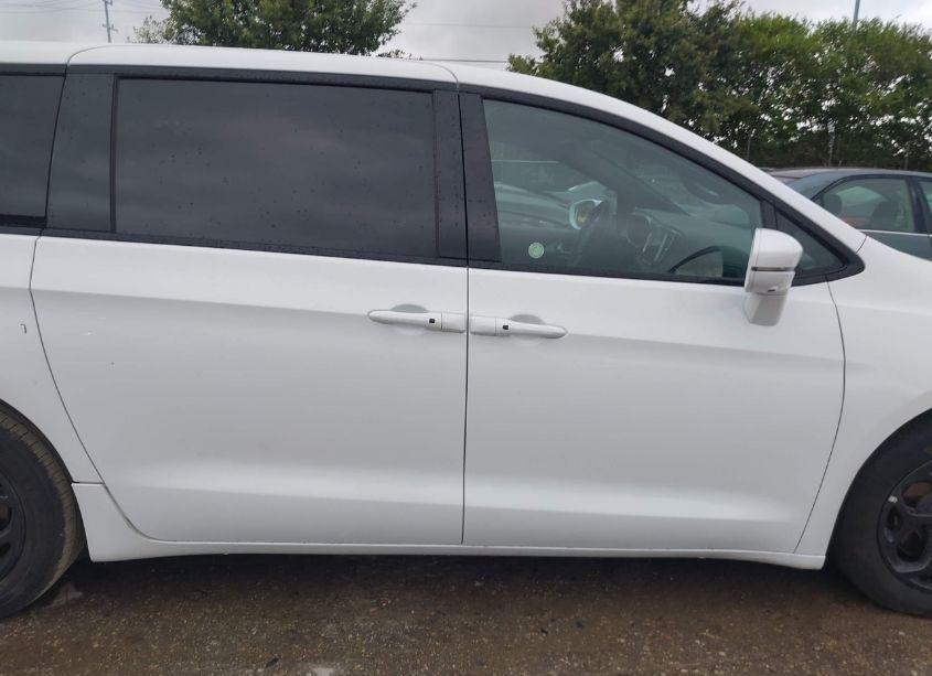 Photo 13 of 2022 Chrysler Pacifica HYBRID TOURING L (VIN 2C4RC1L77NR127323)