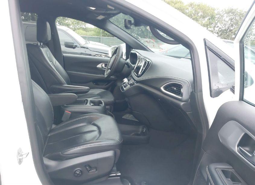 Photo 5 of 2022 Chrysler Pacifica HYBRID TOURING L (VIN 2C4RC1L77NR127323)