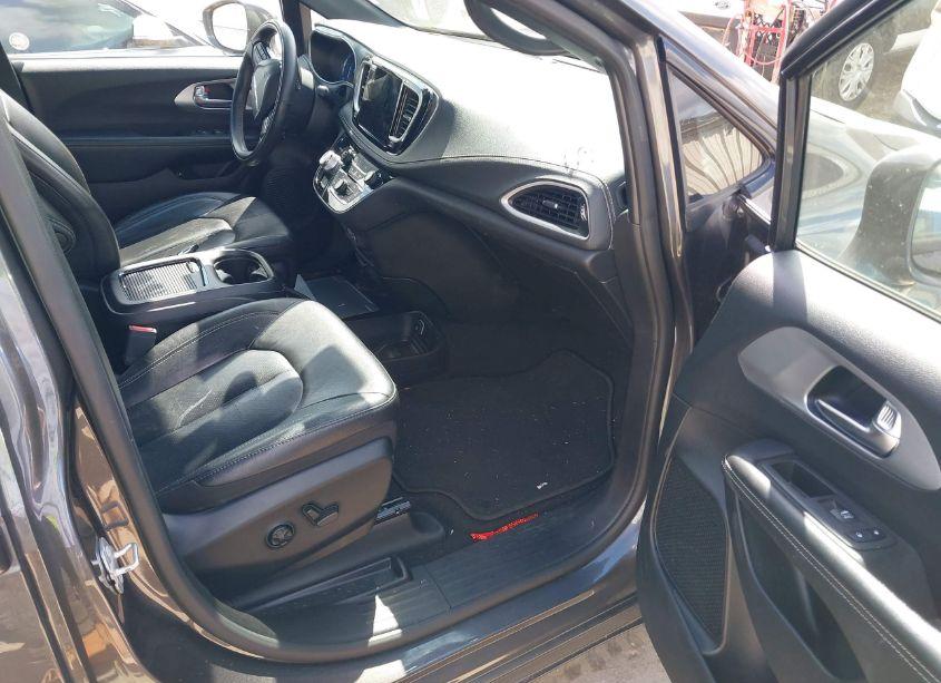 Photo 5 of 2022 Chrysler Pacifica HYBRID TOURING L (VIN 2C4RC1L77NR134756)