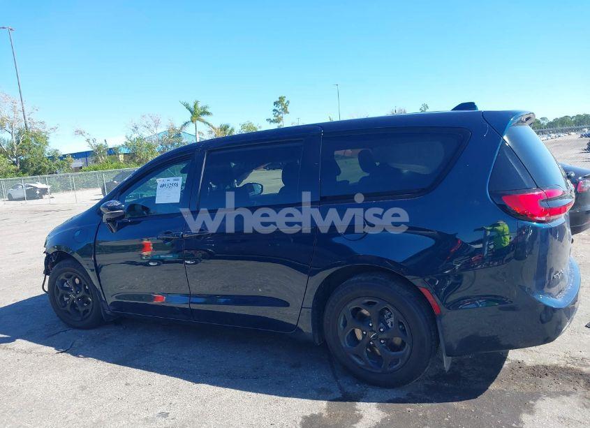 Photo 15 of 2022 Chrysler Pacifica HYBRID TOURING L (VIN 2C4RC1L77NR202425)