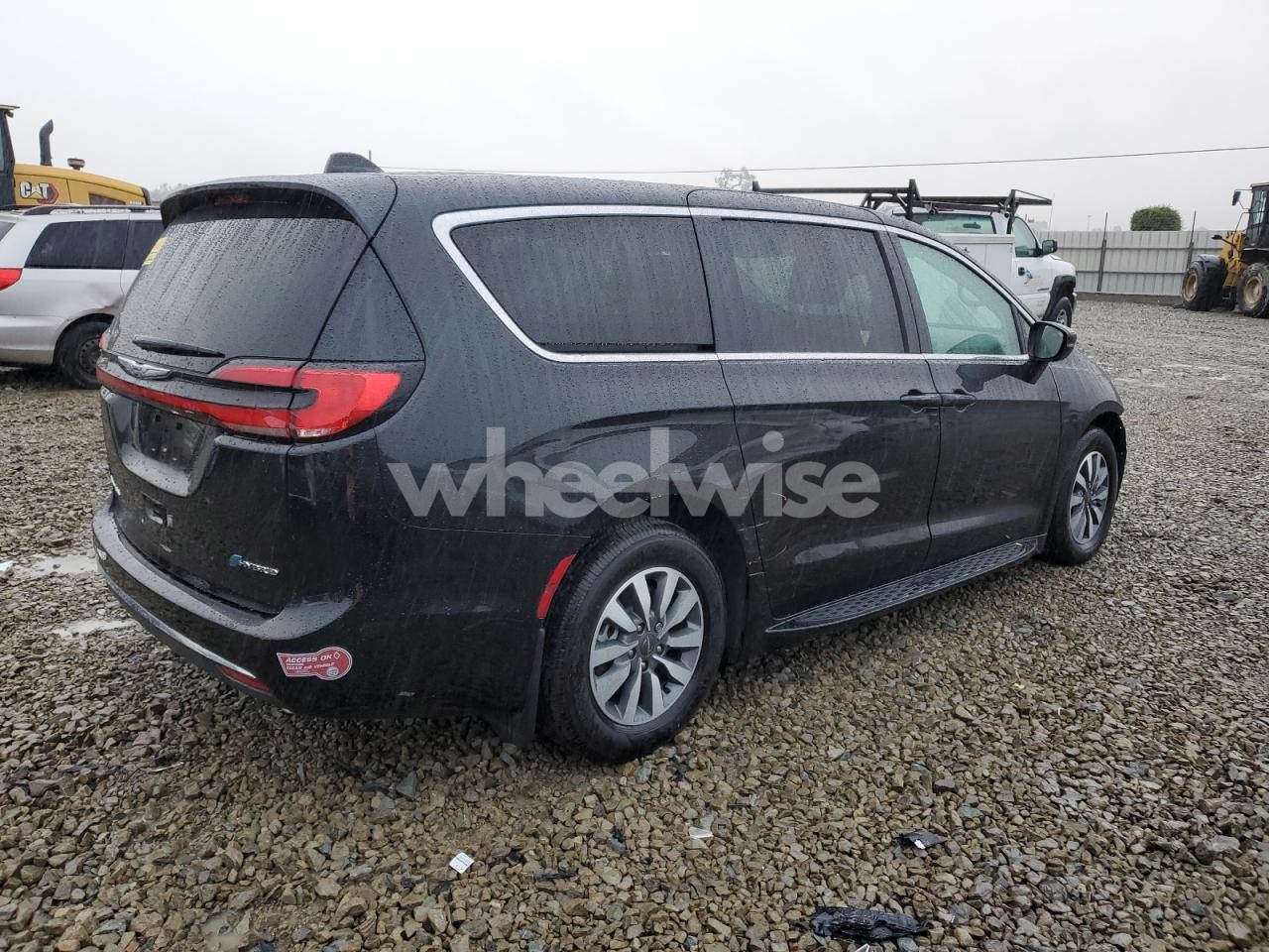 Photo 3 of 2022 CHRYSLER PACIFICA HYBRID TOURING L (VIN 2C4RC1L77NR225896)