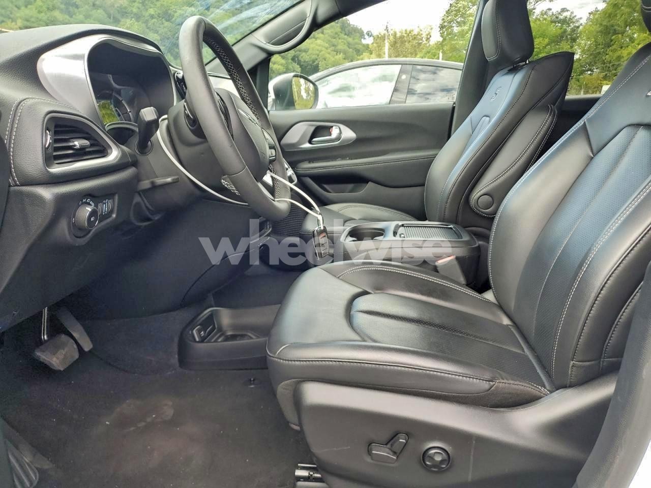 Photo 7 of 2023 CHRYSLER PACIFICA HYBRID TOURING L (VIN 2C4RC1L77PR609289)