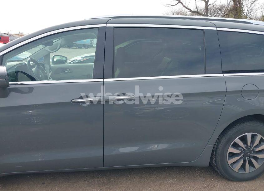 Photo 14 of 2021 Chrysler Pacifica HYBRID TOURING L (VIN 2C4RC1L78MR596371)