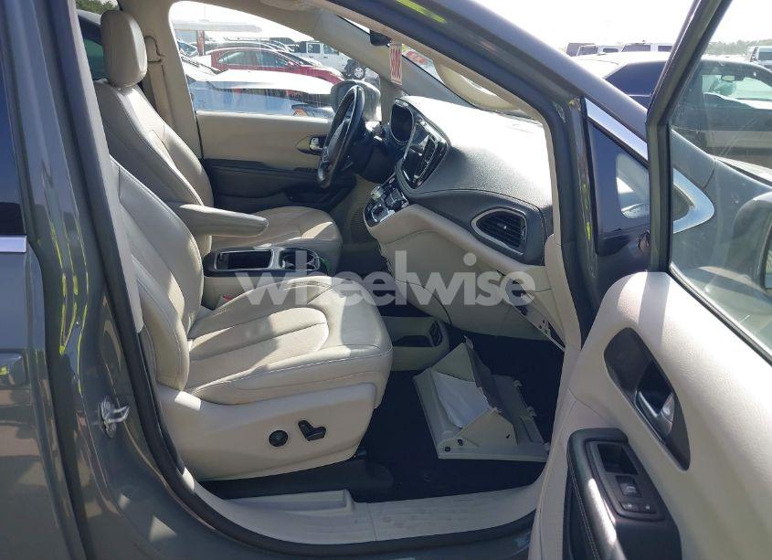 Photo 5 of 2021 Chrysler Pacifica HYBRID TOURING L (VIN 2C4RC1L78MR596371)