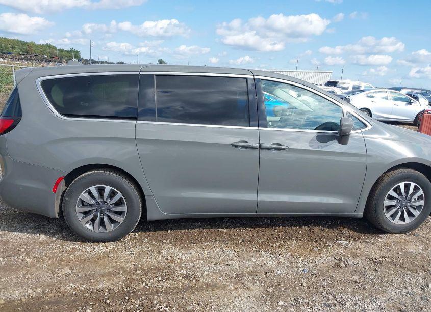 Photo 13 of 2022 Chrysler Pacifica HYBRID TOURING L (VIN 2C4RC1L78NR126679)