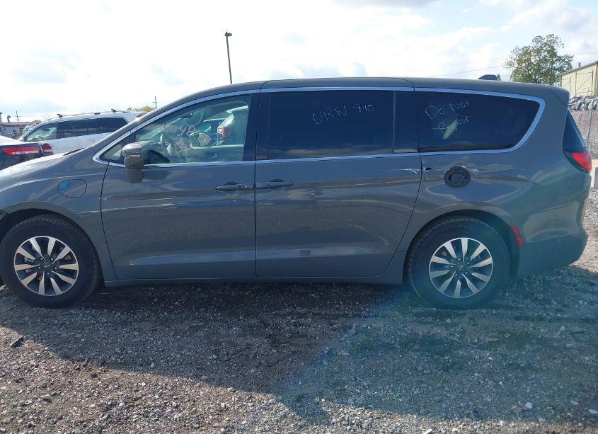 Photo 14 of 2022 Chrysler Pacifica HYBRID TOURING L (VIN 2C4RC1L78NR126679)