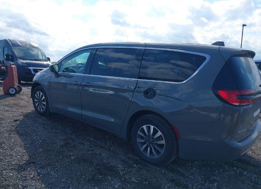 Photo 3 of 2022 Chrysler Pacifica HYBRID TOURING L (VIN 2C4RC1L78NR126679)