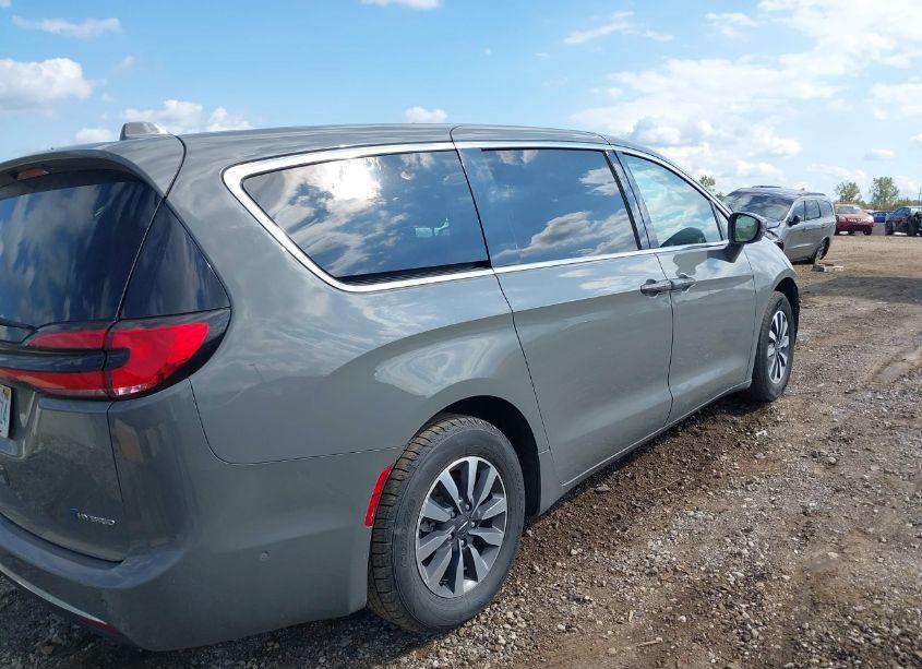 Photo 4 of 2022 Chrysler Pacifica HYBRID TOURING L (VIN 2C4RC1L78NR126679)