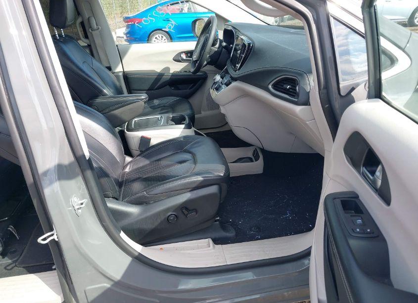 Photo 5 of 2022 Chrysler Pacifica HYBRID TOURING L (VIN 2C4RC1L78NR126679)