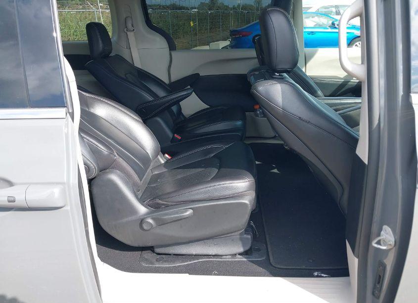 Photo 8 of 2022 Chrysler Pacifica HYBRID TOURING L (VIN 2C4RC1L78NR126679)