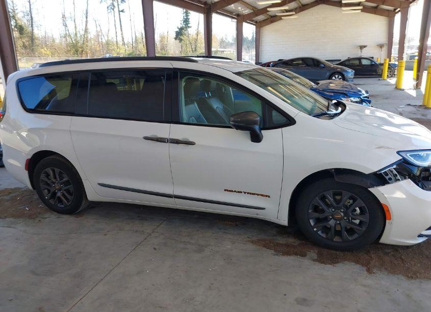 Photo 13 of 2023 Chrysler Pacifica HYBRID TOURING L (VIN 2C4RC1L78PR589067)