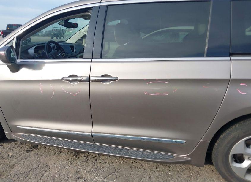 Photo 15 of 2018 Chrysler Pacifica HYBRID TOURING L (VIN 2C4RC1L79JR124904)